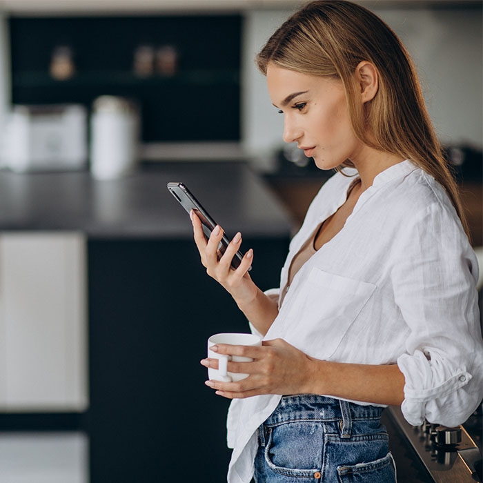 Blue Light Protection: Γιατί πρέπει να προστατεύουμε το δέρμα μας από το μπλε φως των οθονών